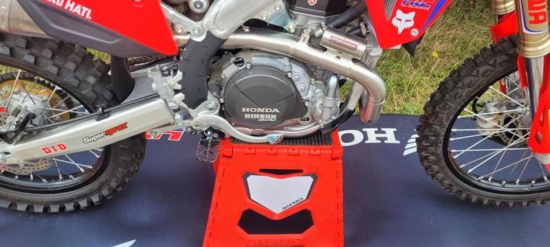 Dominancia techniky KTM v priamom prenose od OKR Moto